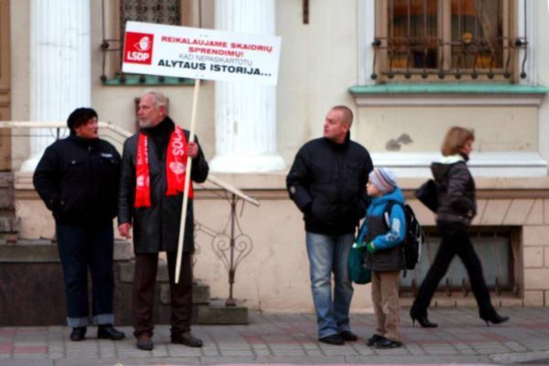 Piketuotojai pričiupo į darbą vėlavusį savivaldybės vadovą