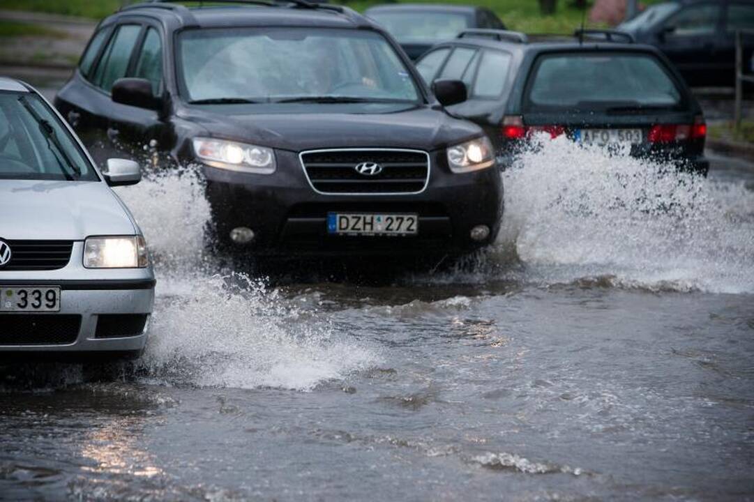Liūties Vilniuje pasekmės: užlieti rūsiai, atsivėrusi smegduobė