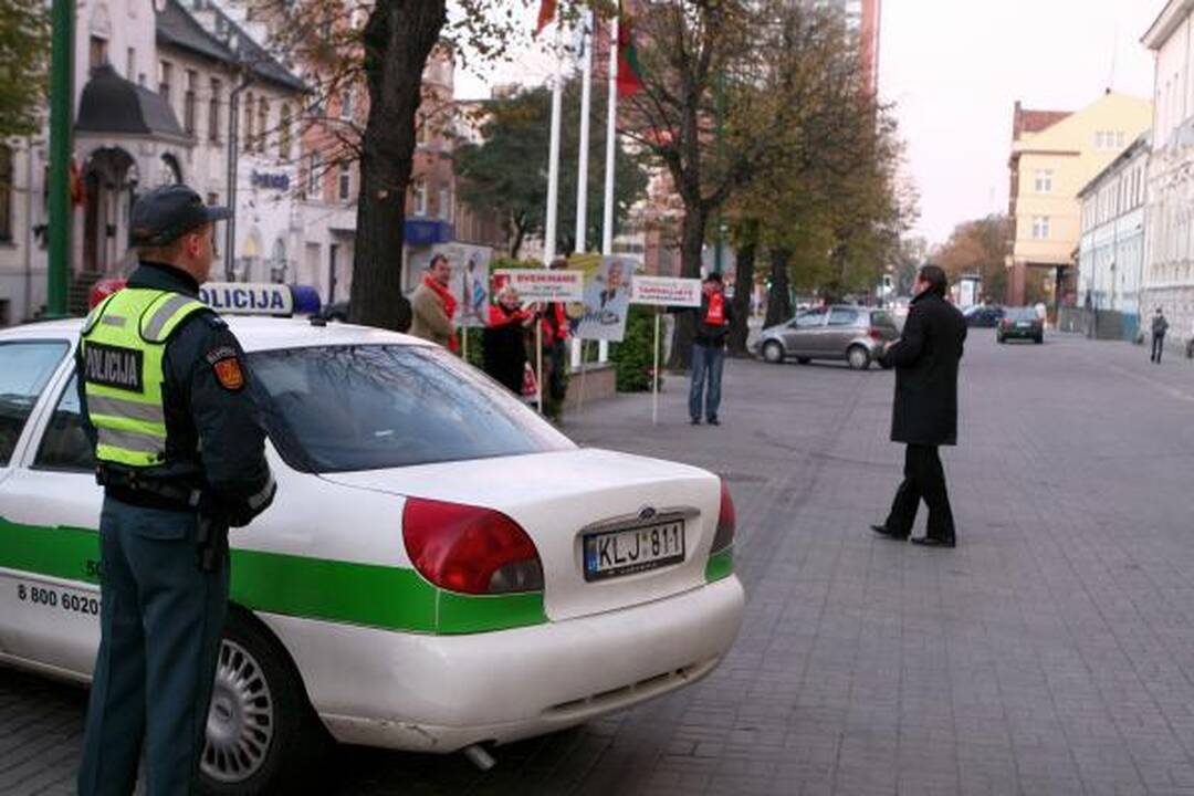 Piketuotojai pričiupo į darbą vėlavusį savivaldybės vadovą