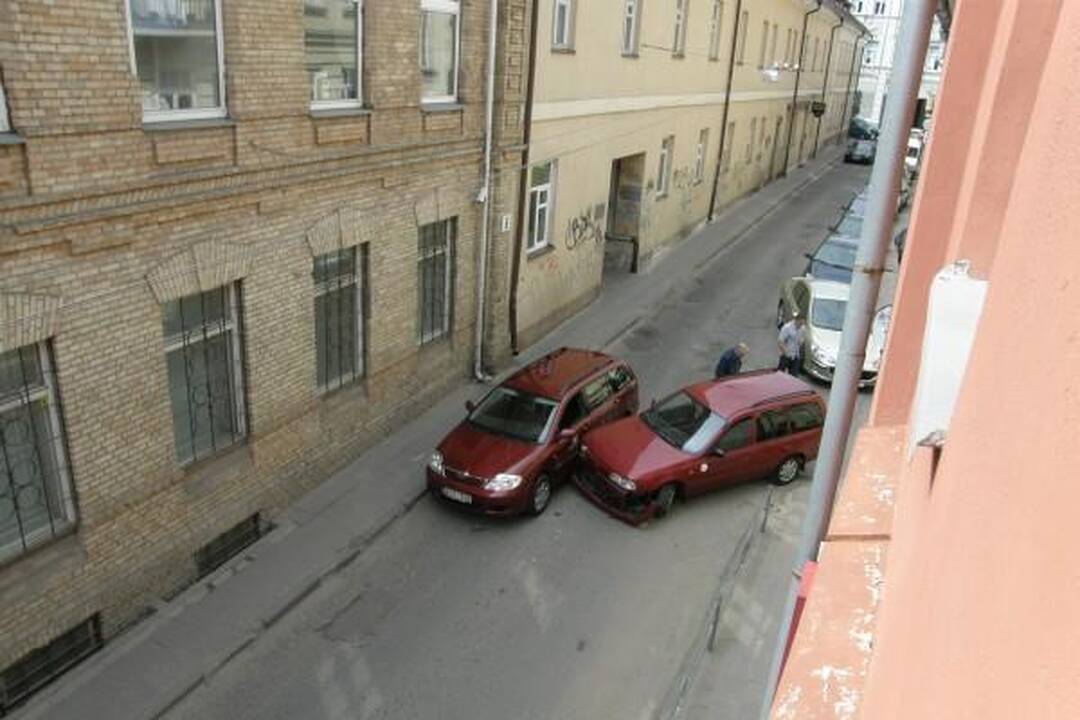 Vilniaus centre - dviejų bendrovių automobilių susidūrimas