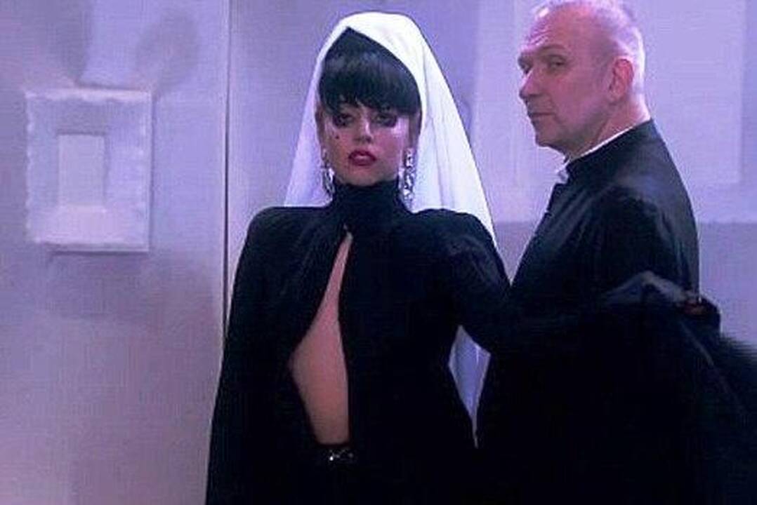 Lady Gaga įlindo į vienuolės drabužius
