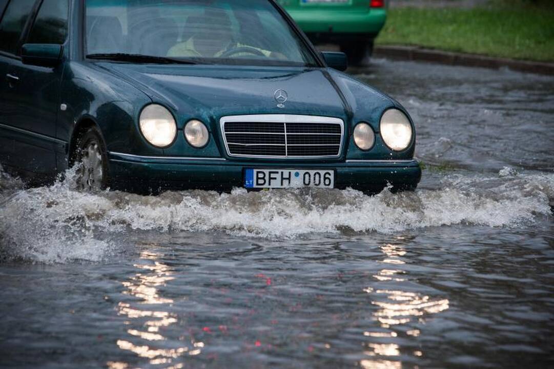 Liūties Vilniuje pasekmės: užlieti rūsiai, atsivėrusi smegduobė