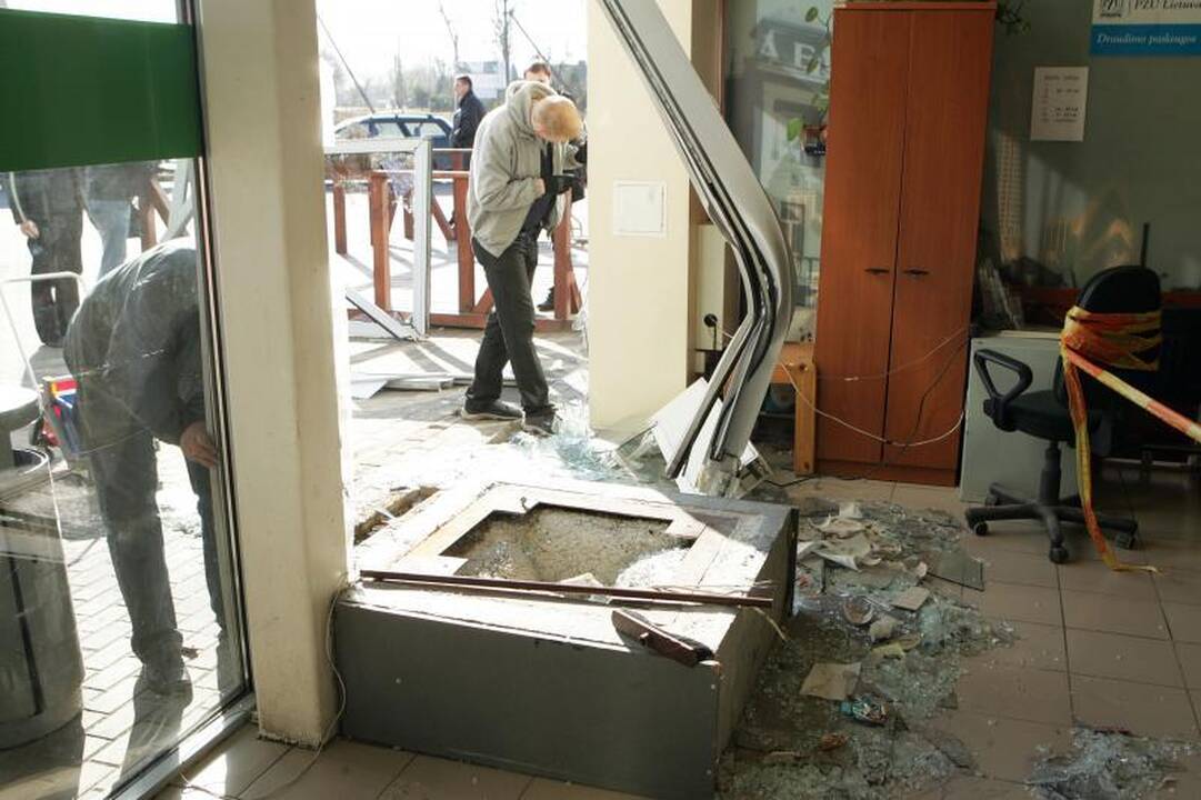 Kaune naktį žaibiškai pagrobtas bankomatas