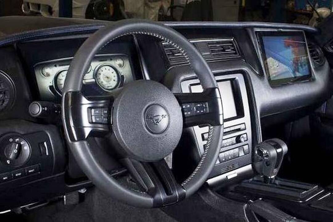 „West Coast Customs“ ir „Microsoft“ pristatė „Ford Mustang“ viziją