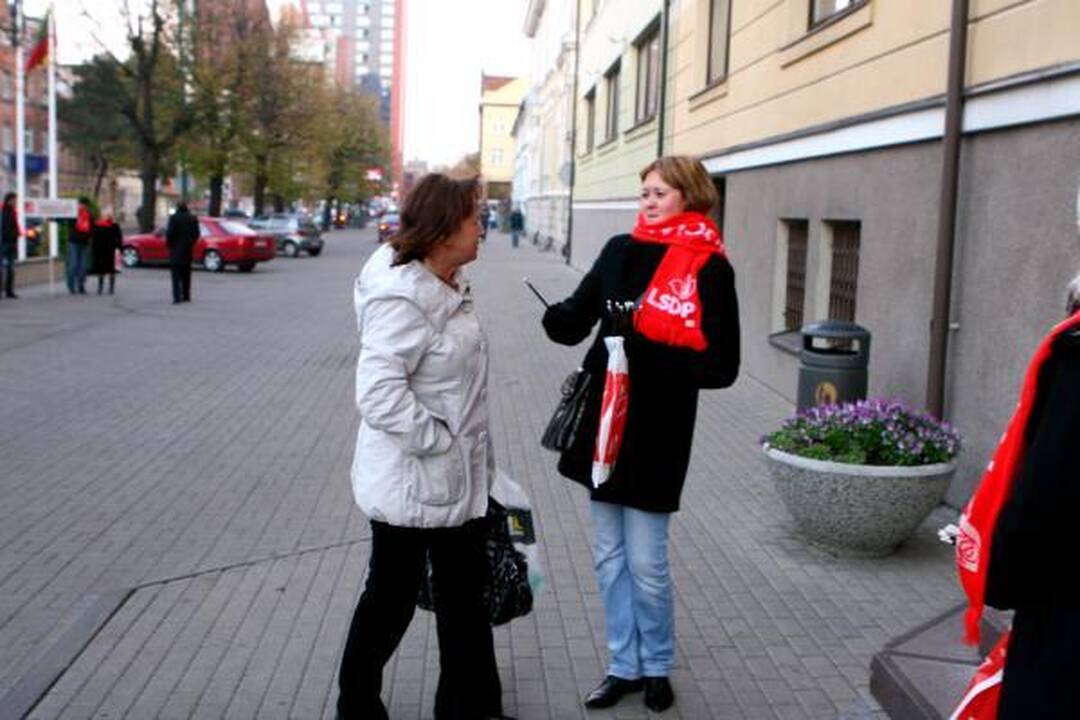 Piketuotojai pričiupo į darbą vėlavusį savivaldybės vadovą