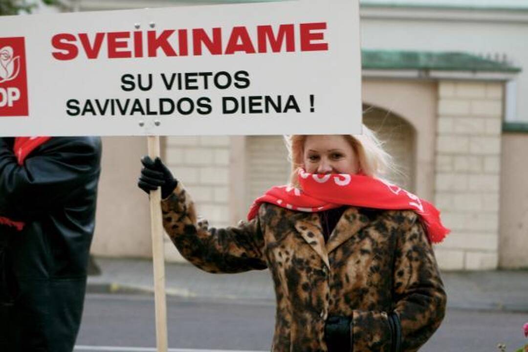 Piketuotojai pričiupo į darbą vėlavusį savivaldybės vadovą