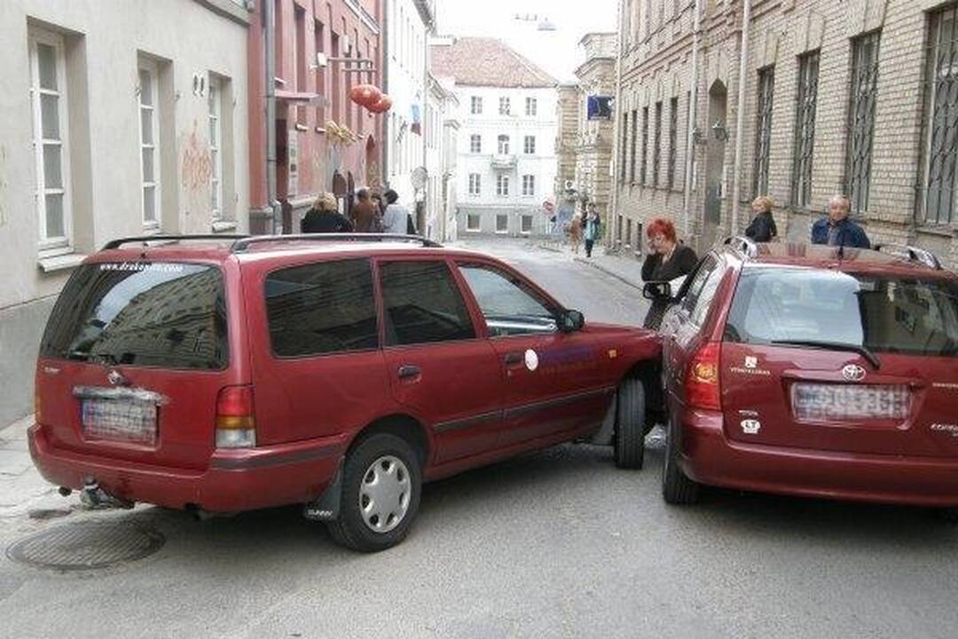 Vilniaus centre - dviejų bendrovių automobilių susidūrimas