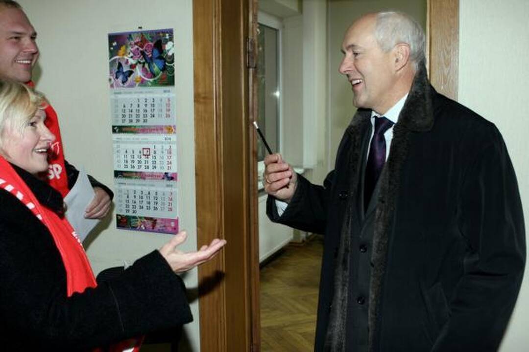 Piketuotojai pričiupo į darbą vėlavusį savivaldybės vadovą