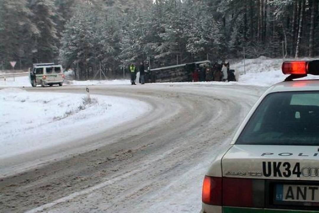 Ukmergės rajone apvirto sostinės ansamblį vežęs mikroautobusas, 1 žmogus žuvo