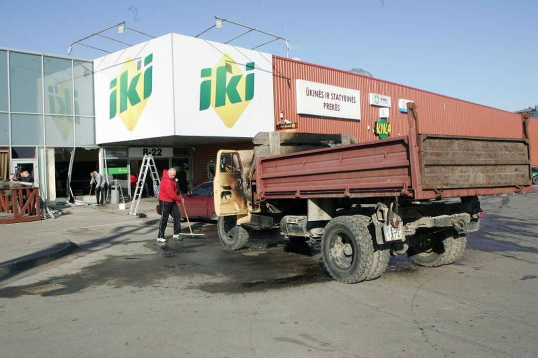 Kaune naktį žaibiškai pagrobtas bankomatas