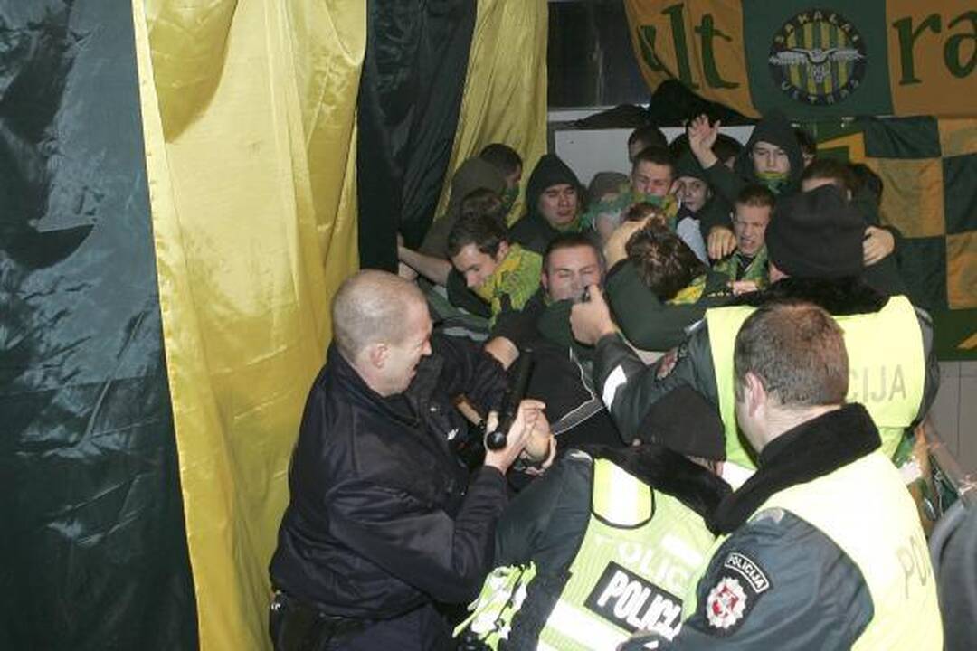 Mače su "Žalgiriu" siautėjo Vilniaus sirgaliai (papildyta)