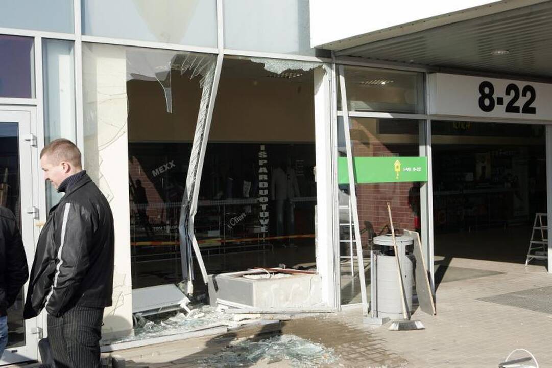 Kaune naktį žaibiškai pagrobtas bankomatas