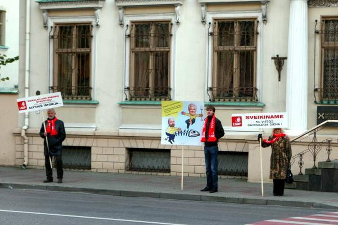 Piketuotojai pričiupo į darbą vėlavusį savivaldybės vadovą