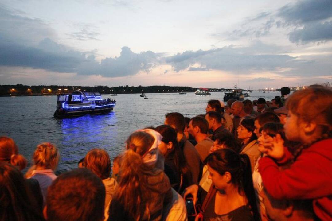 Įspūdingas laivų paradas nušvietė uostamiestį 