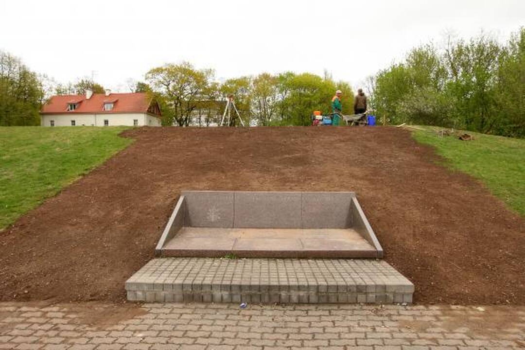 Santakos parke - kalnelis bronziniam popiežiui