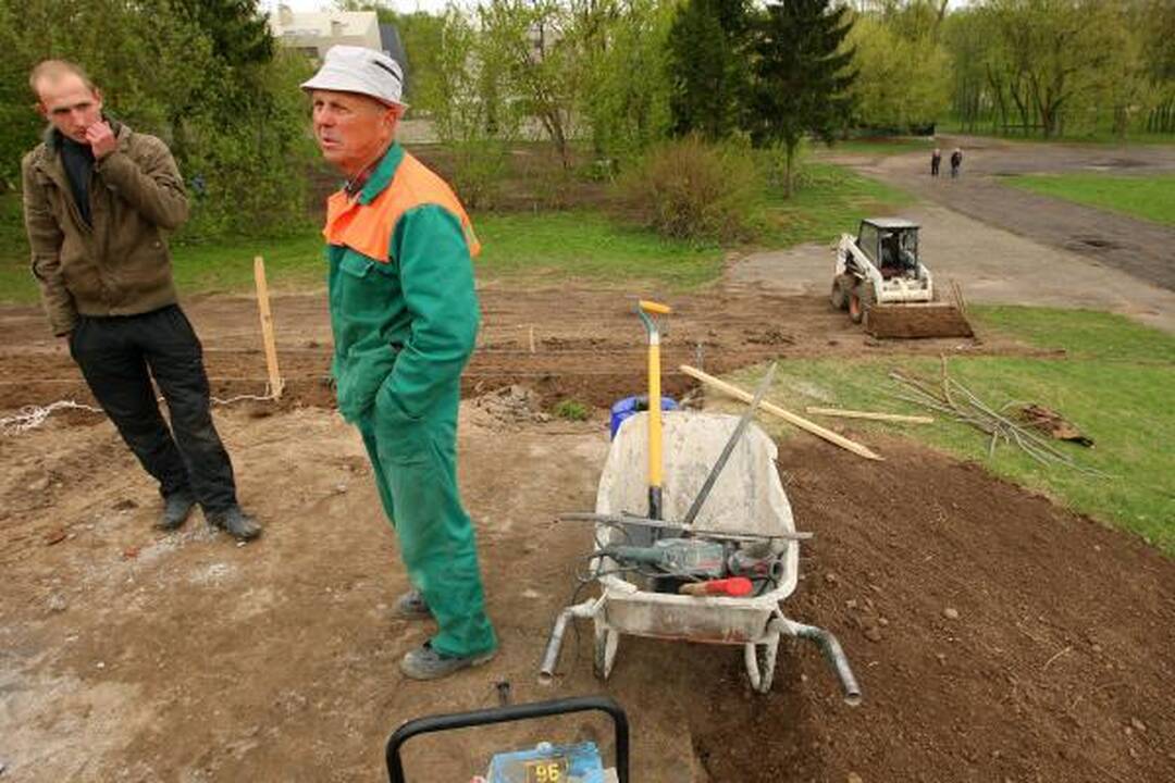 Santakos parke - kalnelis bronziniam popiežiui