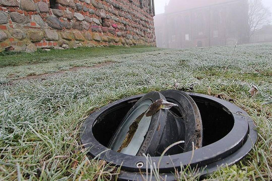 Vandalai suniokojo šviestuvus Kauno pilies papėdėje