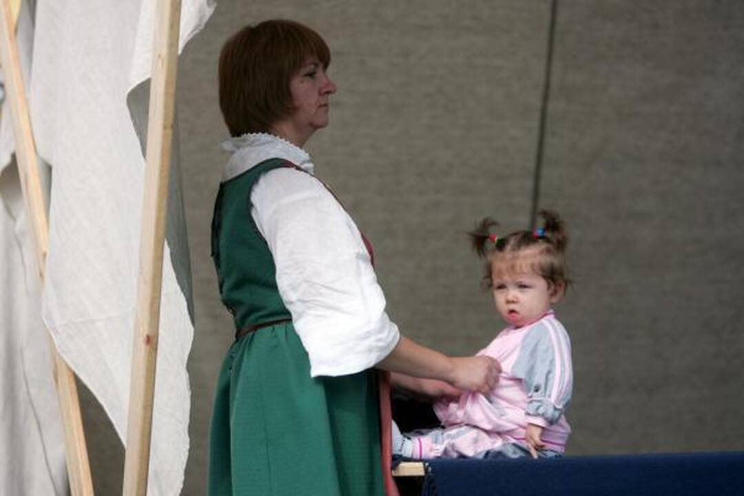 Rotušės aikštėje įsikūrė auksakaliai, puodžiai ir audėjos