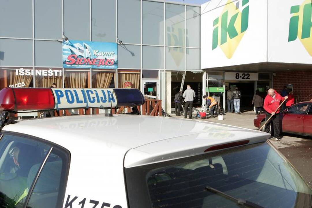 Kaune naktį žaibiškai pagrobtas bankomatas