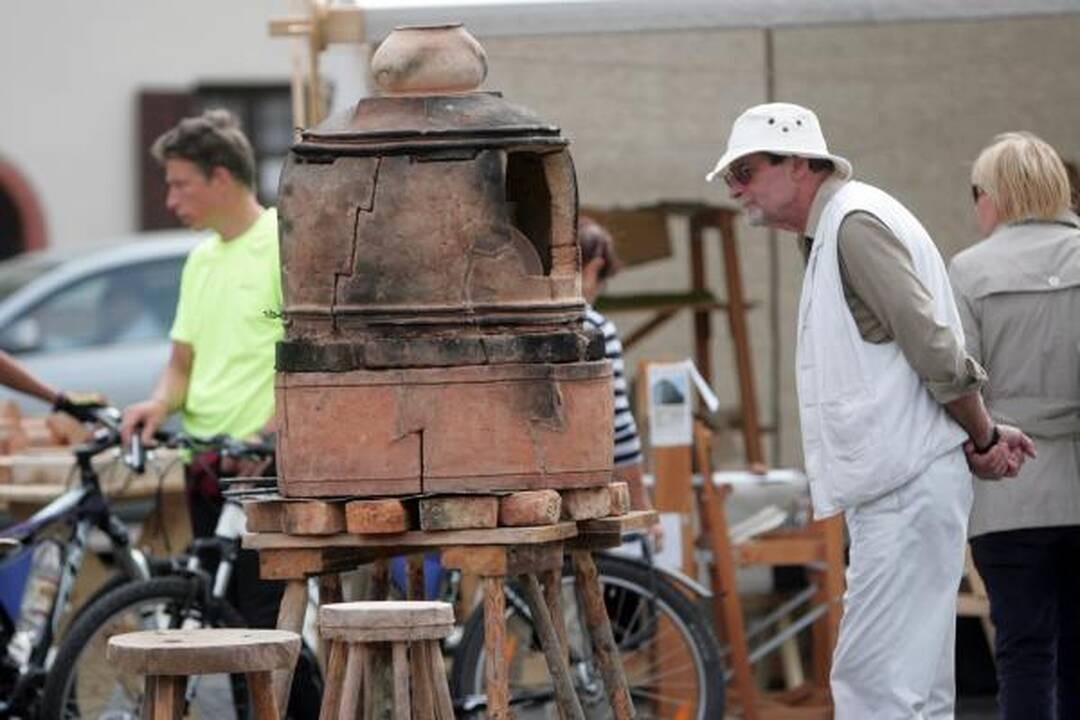Rotušės aikštėje įsikūrė auksakaliai, puodžiai ir audėjos