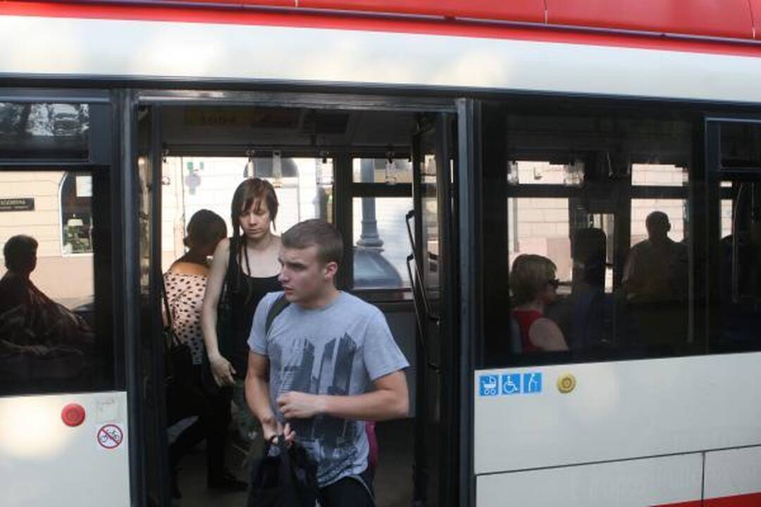 Nauja keleivių laipinimo tvarka Vilniuje prigyja sunkiai 