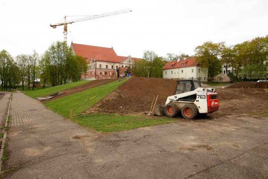 Santakos parke - kalnelis bronziniam popiežiui