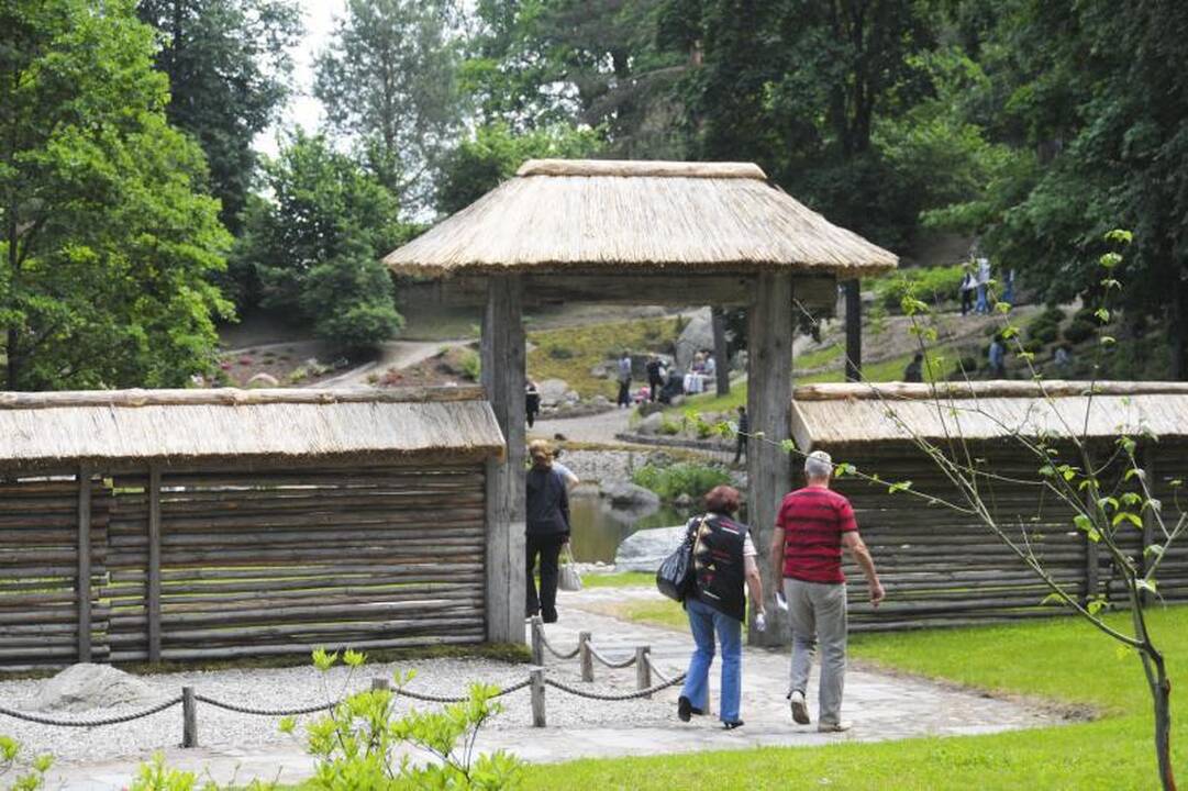 Atidarytas devynerius metus kurtas Tekančios Saulės šalies sodas 