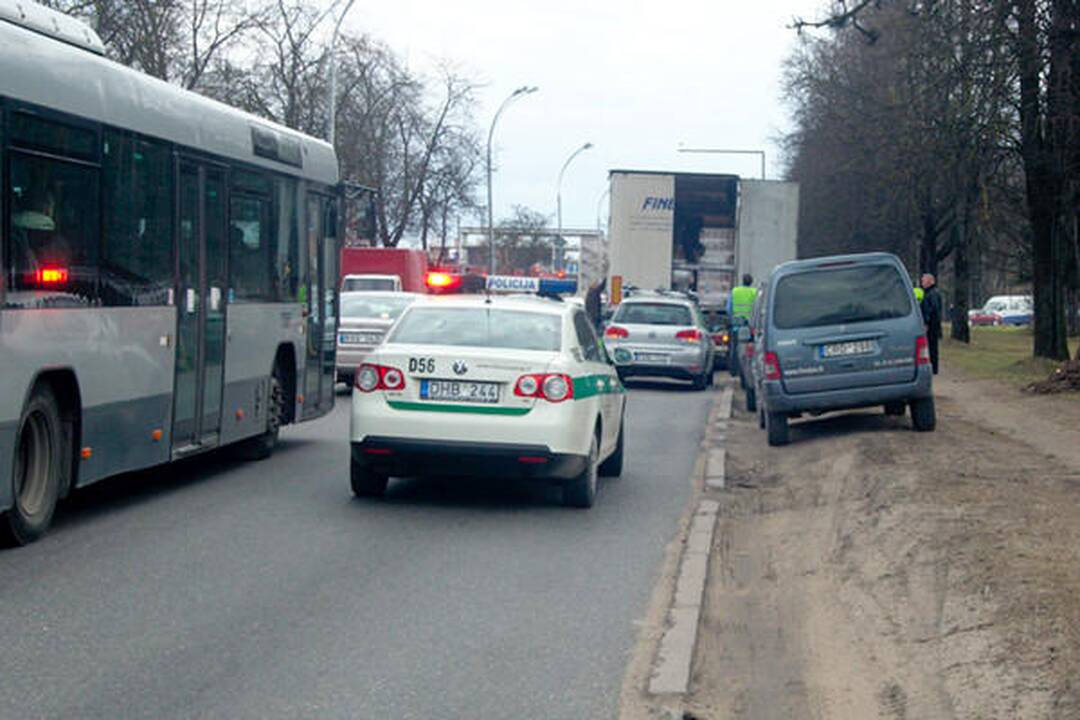 Per vilkikų avariją sudužo gabenamo brendžio buteliai