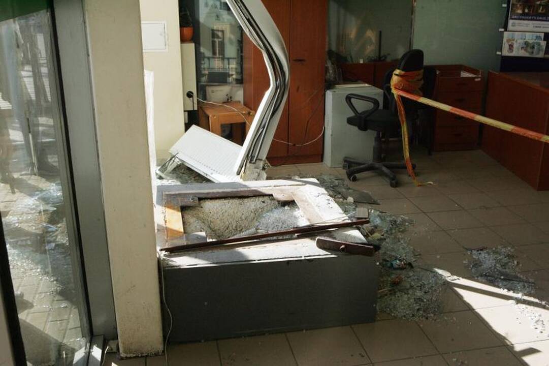 Kaune naktį žaibiškai pagrobtas bankomatas