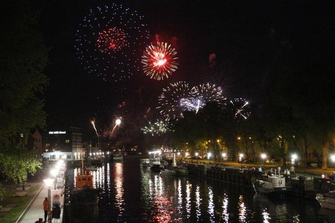 Įspūdingas laivų paradas nušvietė uostamiestį 