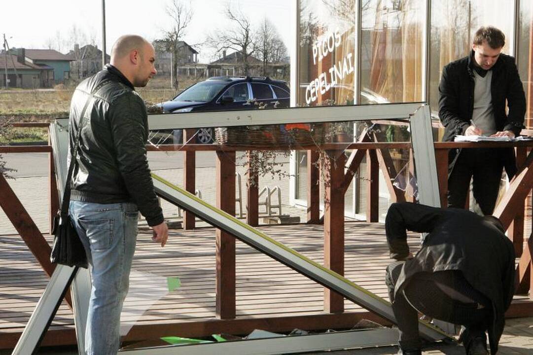 Kaune naktį žaibiškai pagrobtas bankomatas