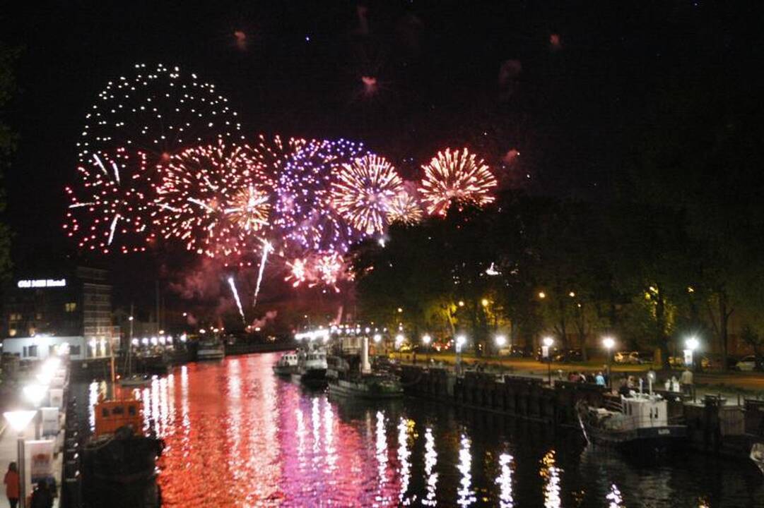 Įspūdingas laivų paradas nušvietė uostamiestį 