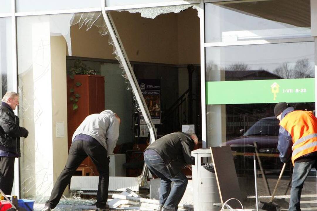 Kaune naktį žaibiškai pagrobtas bankomatas