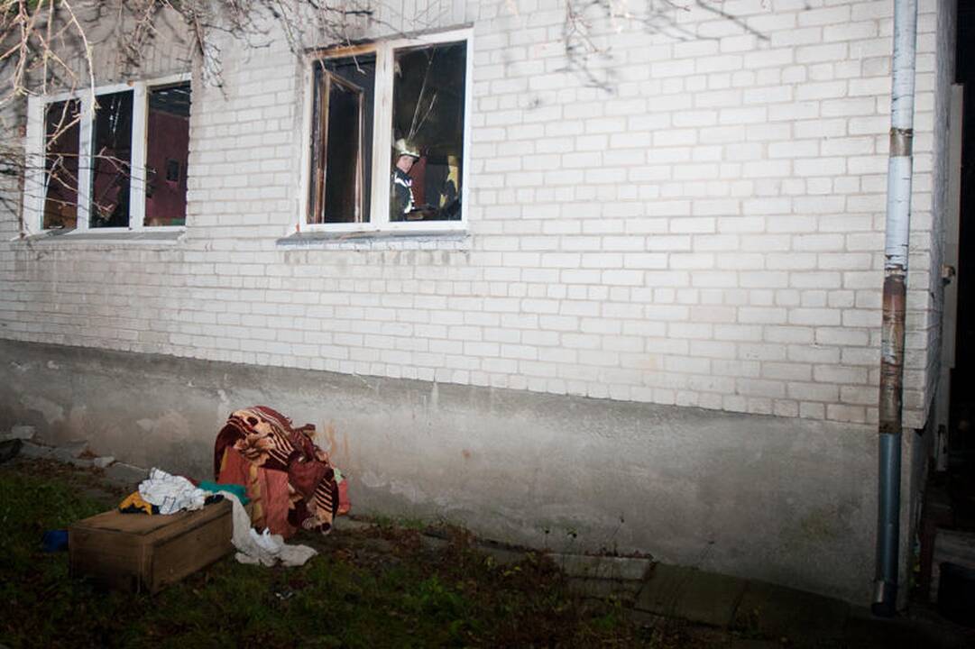 Per gaisrą Salininkuose žuvo vienas žmogus, du smarkiai apdegė