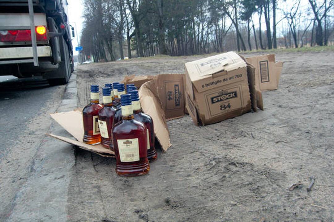 Per vilkikų avariją sudužo gabenamo brendžio buteliai