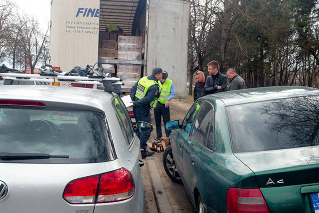 Per vilkikų avariją sudužo gabenamo brendžio buteliai