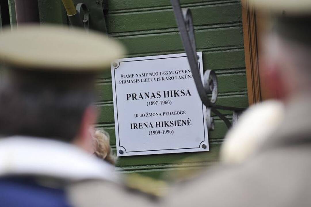 Atidengta atminimo lenta lakūnui P.Hiksai