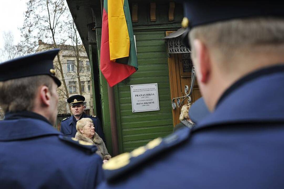 Atidengta atminimo lenta lakūnui P.Hiksai