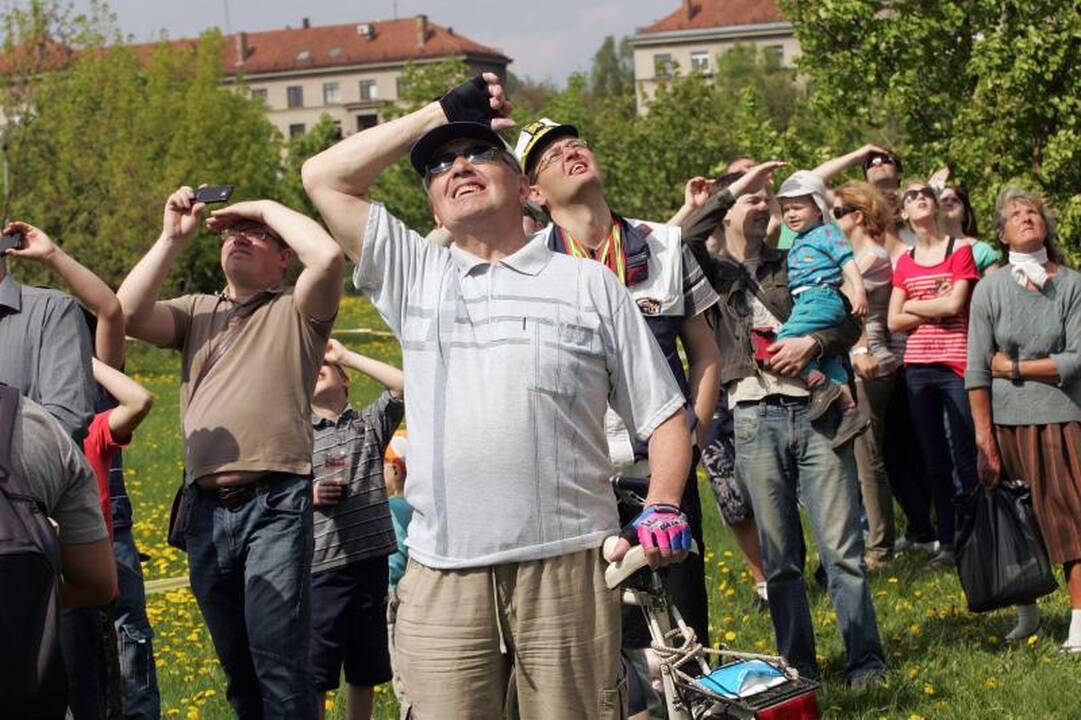 Dangų virš Nemuno salos išmargino orlaiviai