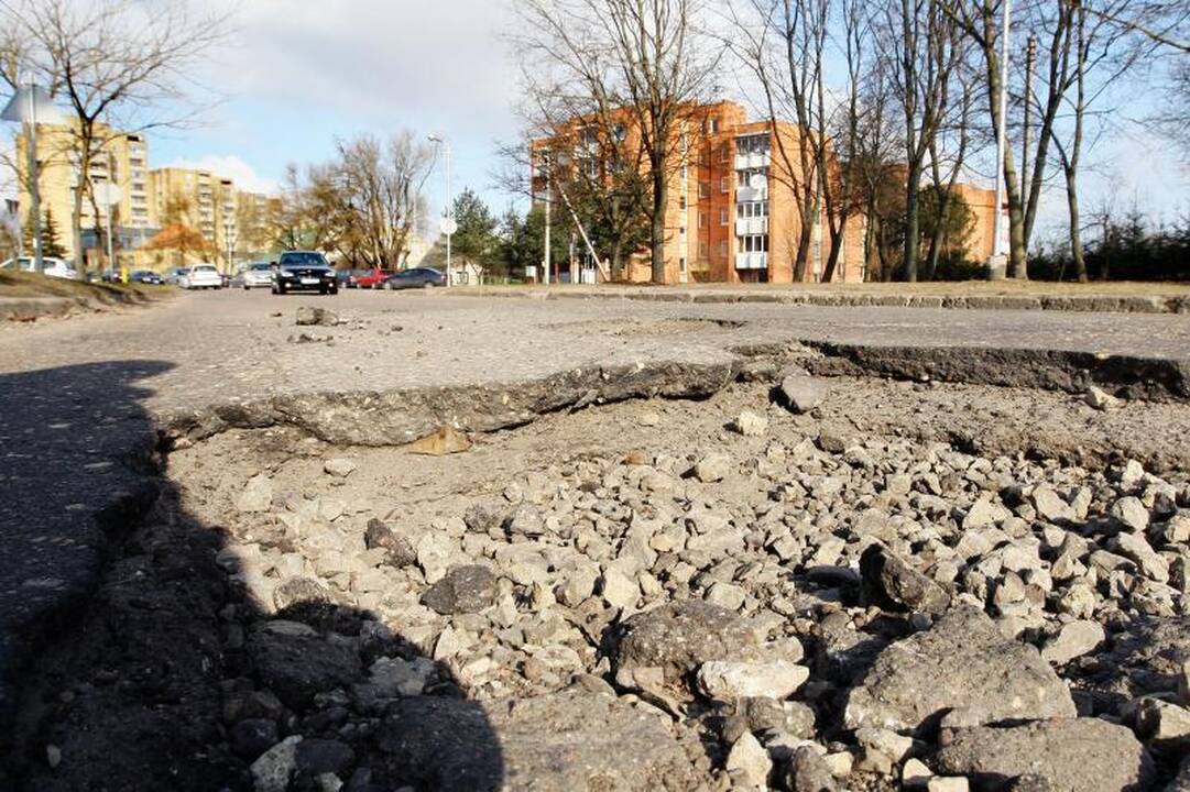 Kauno gatvių duobės lopomos valdininkų popieriuose