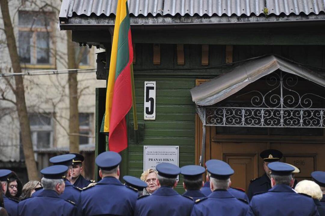 Atidengta atminimo lenta lakūnui P.Hiksai