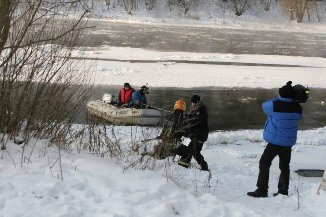 Į Nerį ties Liubarto tiltu nuo krantinės nuslydo vaikinas