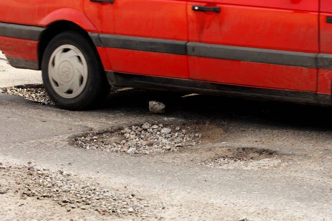 Kauno gatvių duobės lopomos valdininkų popieriuose