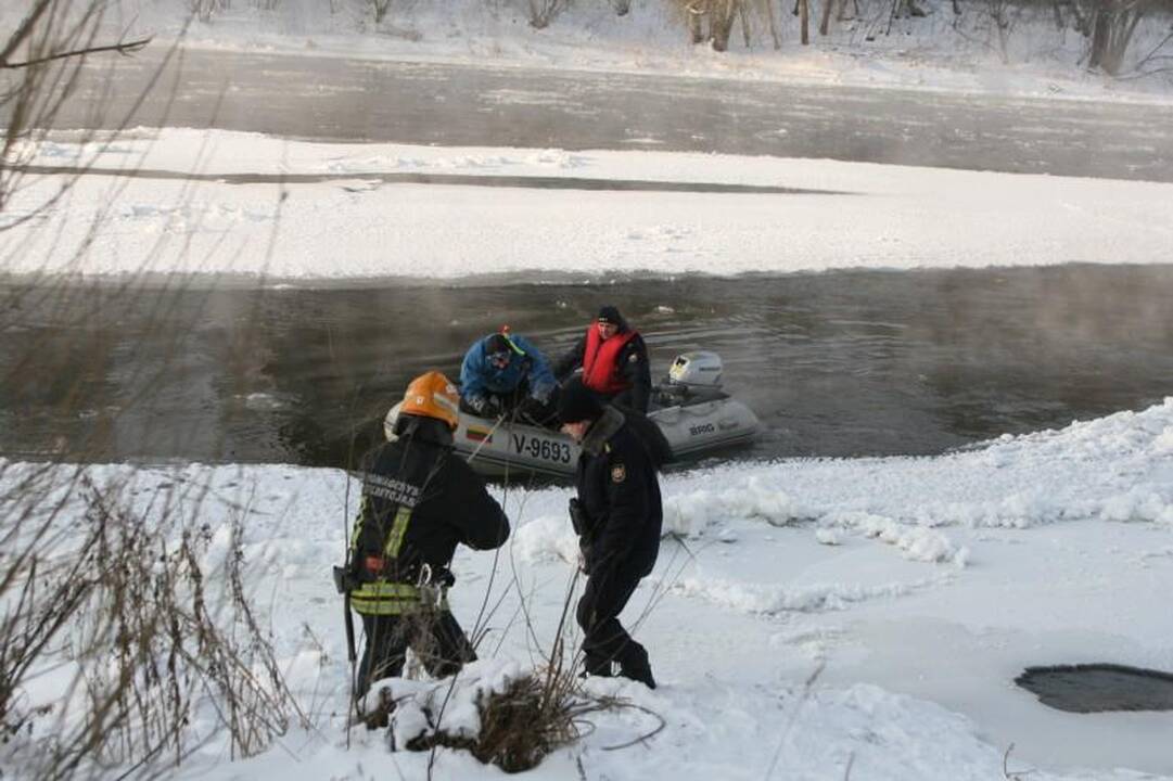 Į Nerį ties Liubarto tiltu nuo krantinės nuslydo vaikinas
