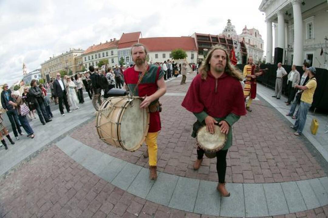 Rotušės aikštėje įsikūrė auksakaliai, puodžiai ir audėjos