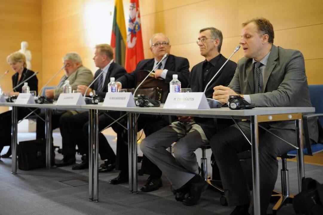 ES diplomatai knygą apie Lietuvos istoriją galės nešiotis portfeliuose