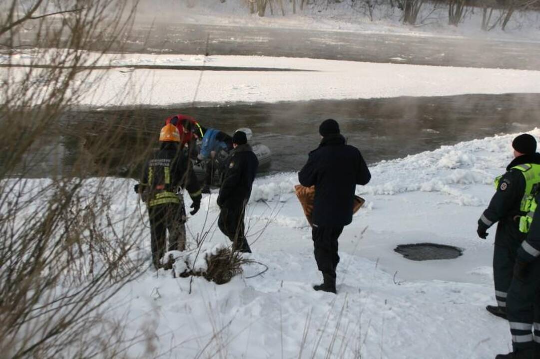 Į Nerį ties Liubarto tiltu nuo krantinės nuslydo vaikinas