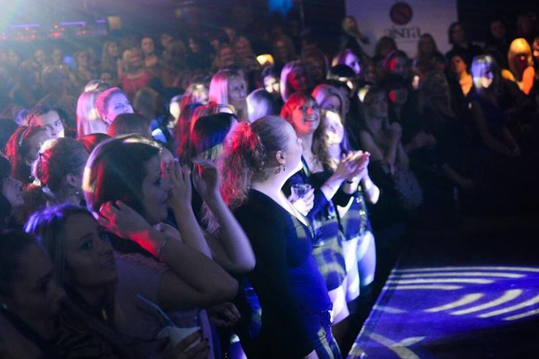 Raumeningi vyrukai persirengė vienuolėmis ir robotais