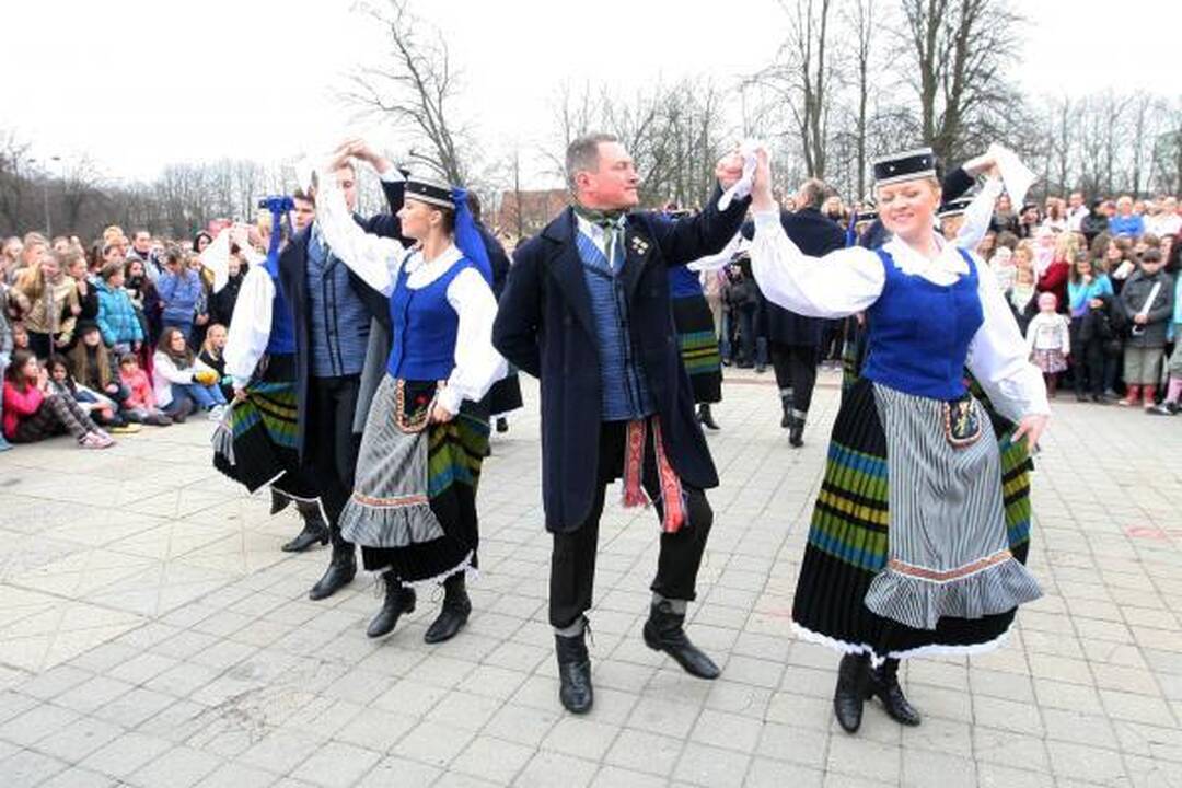 Šokio pamoka - uostamiesčio aikštėje 