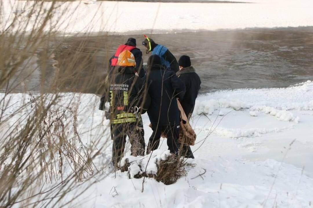 Į Nerį ties Liubarto tiltu nuo krantinės nuslydo vaikinas